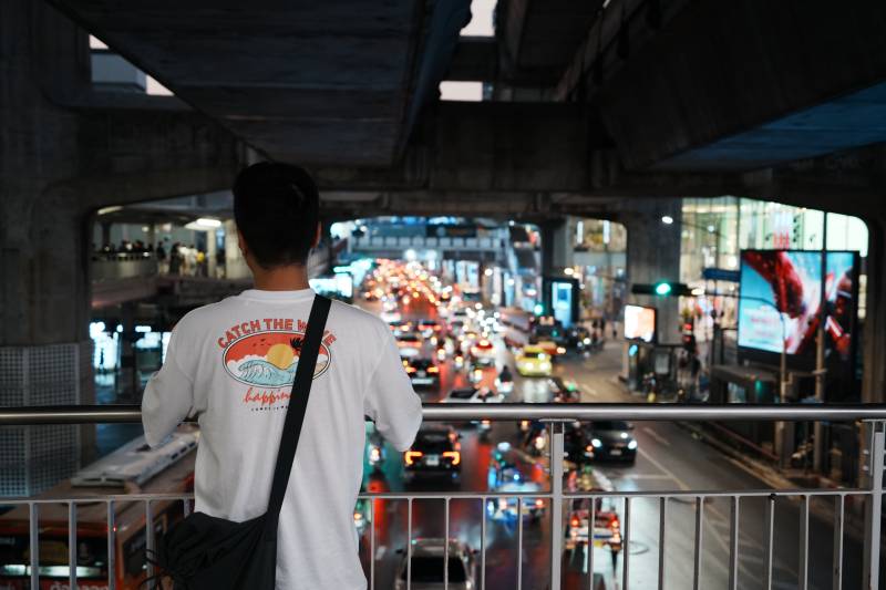 在天桥上俯瞰城市车流图片