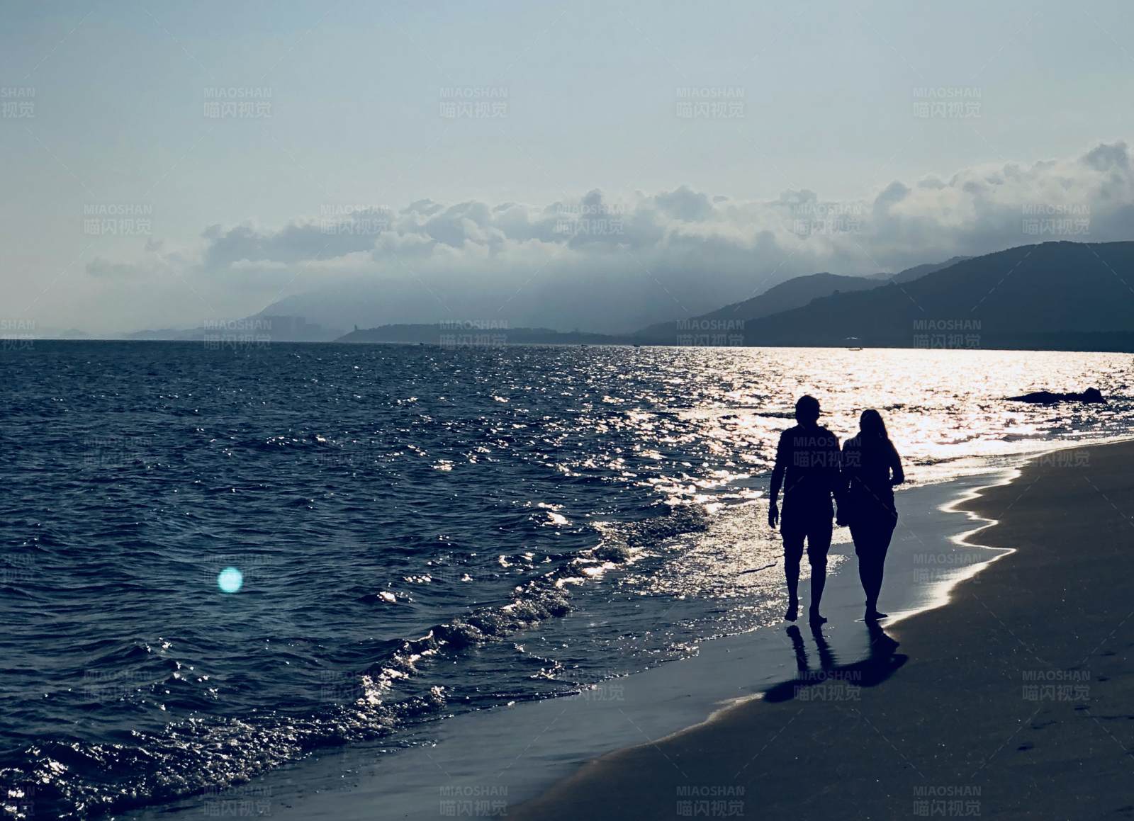 夕阳下的海边漫步图片