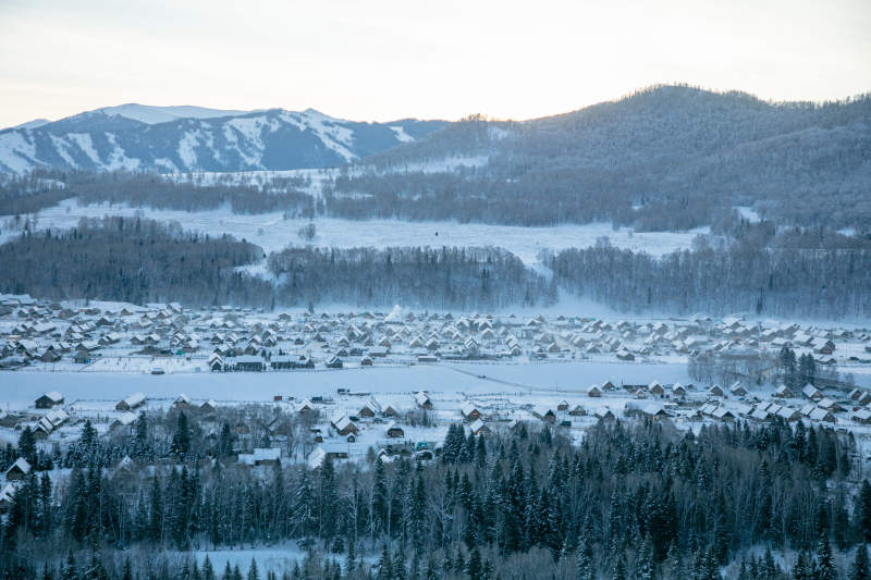 雪中村庄与远山图片