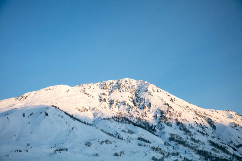雪覆山巅 晴空万里图片