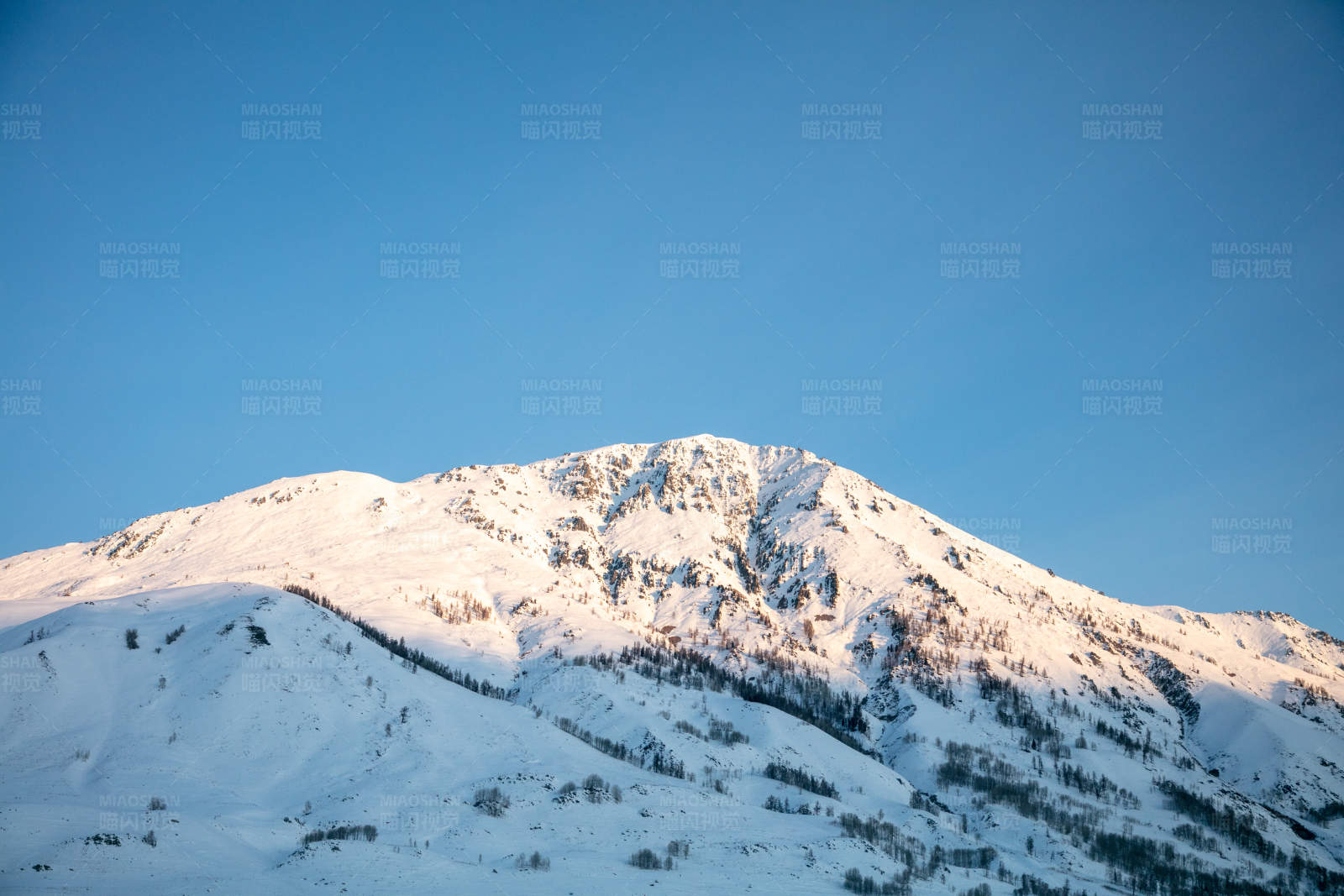 雪覆山巅 晴空万里图片