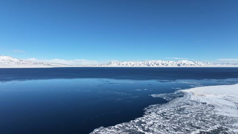 冰封湖面与雪山图片
