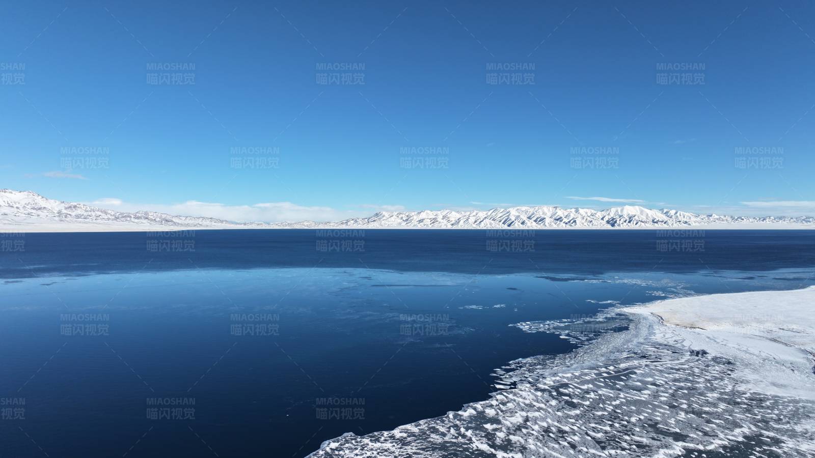 冰封湖面与雪山图片