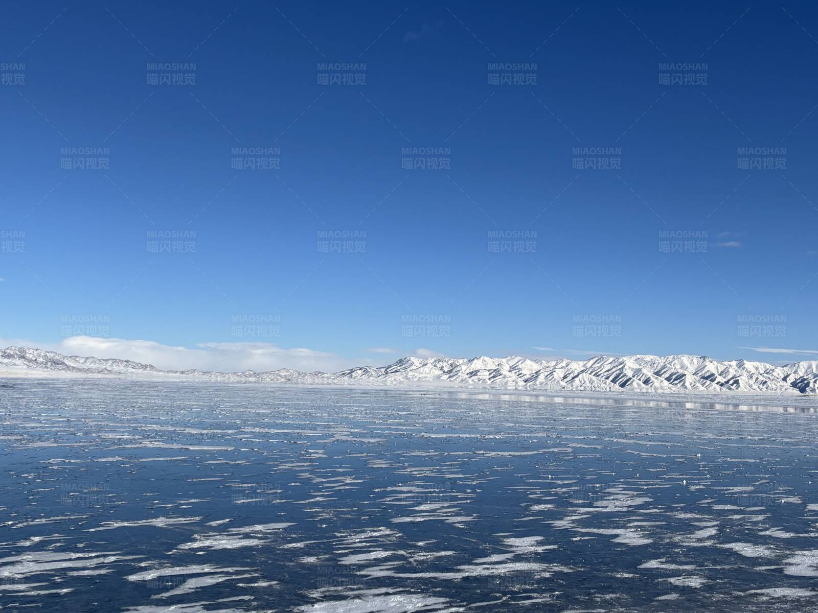 冰封湖面与雪山图片