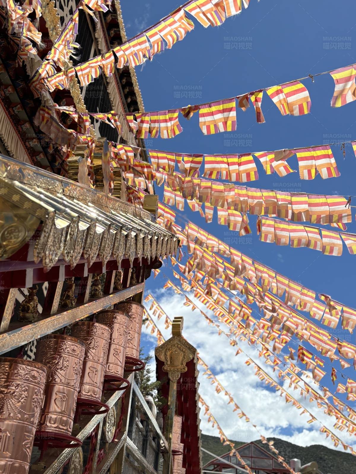 寺庙经幡飘扬图片