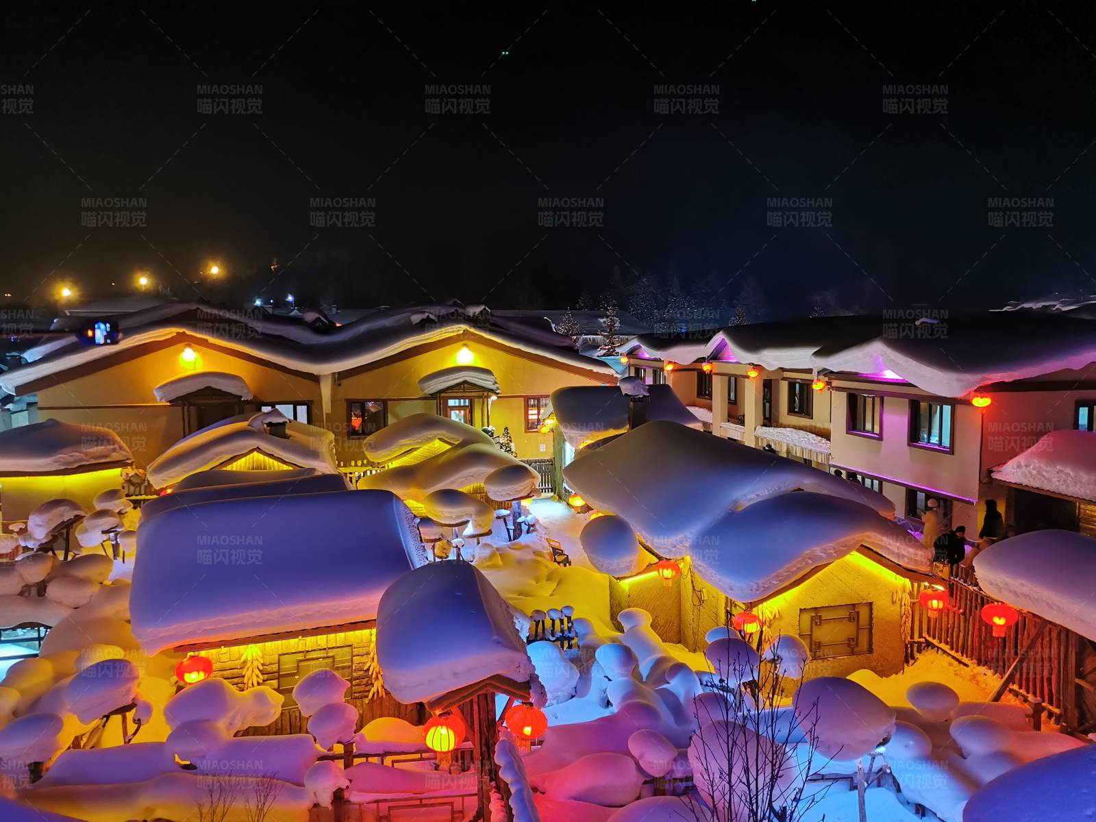 雪夜中的温馨小镇-东北雪乡图片