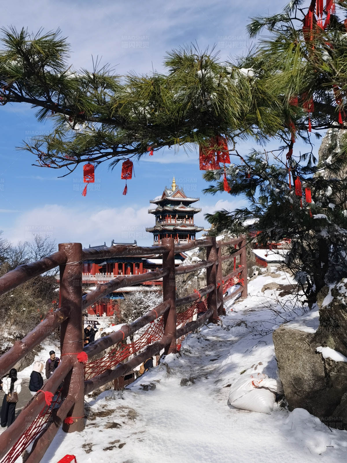 雪中古塔红灯映图片