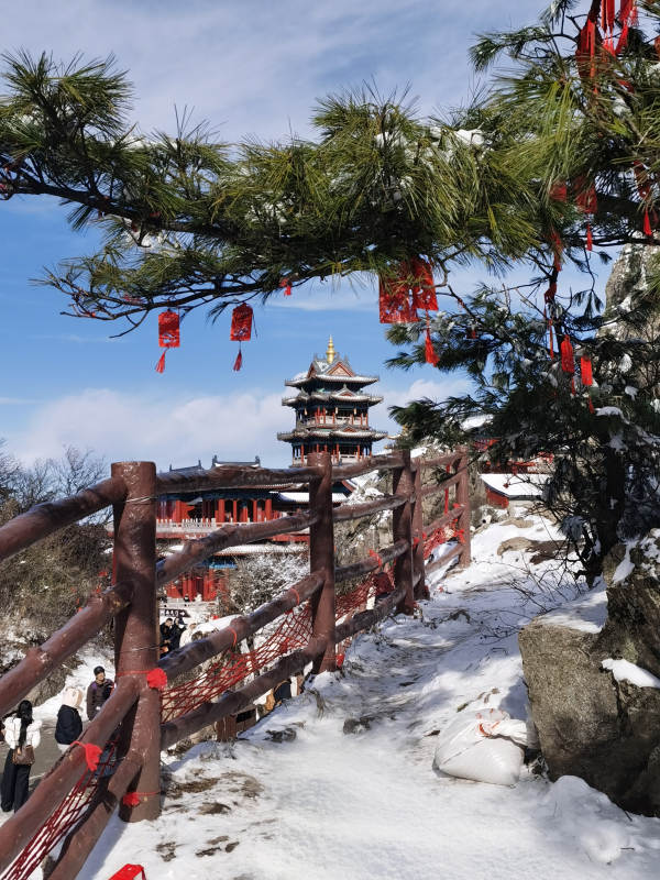 雪中古塔红灯映图片