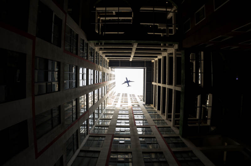 飞机飞过高楼大厦-昆山图片