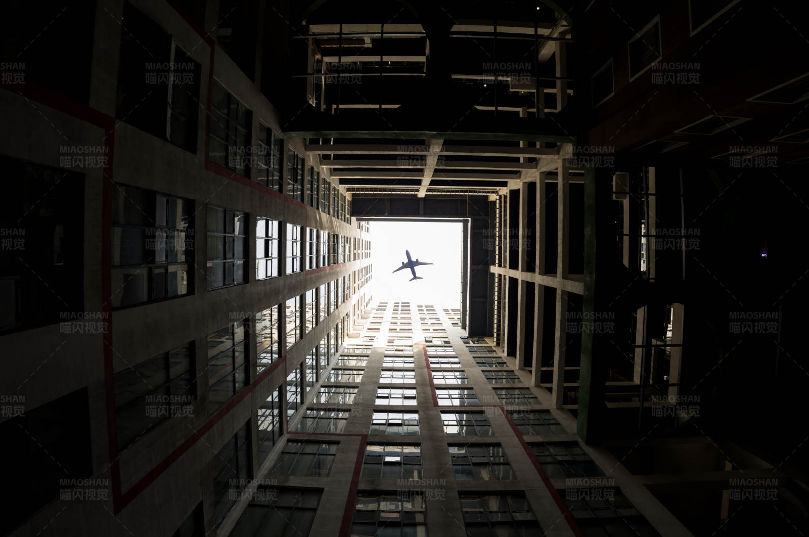 飞机飞过高楼大厦-昆山图片