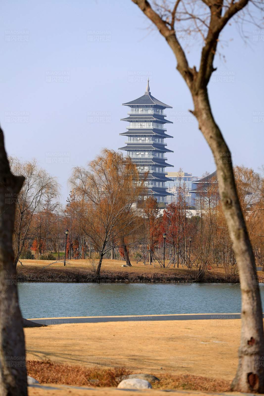 湖畔古塔秋景图图片