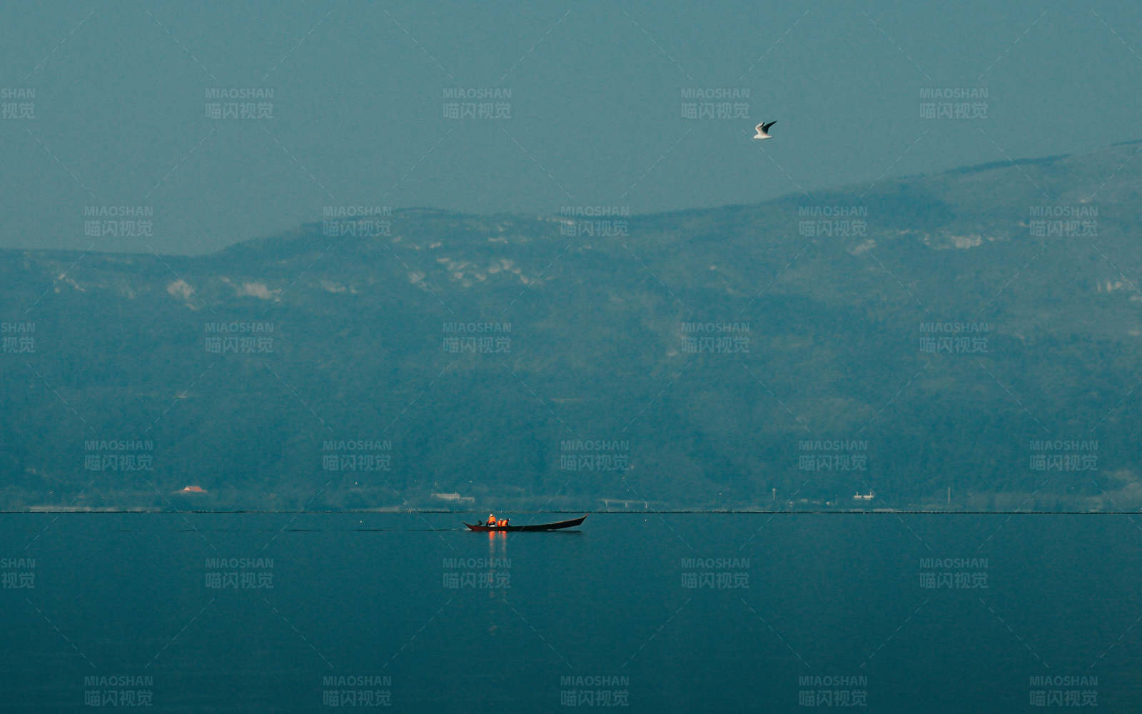 湖上孤舟 山间飞鸟图片