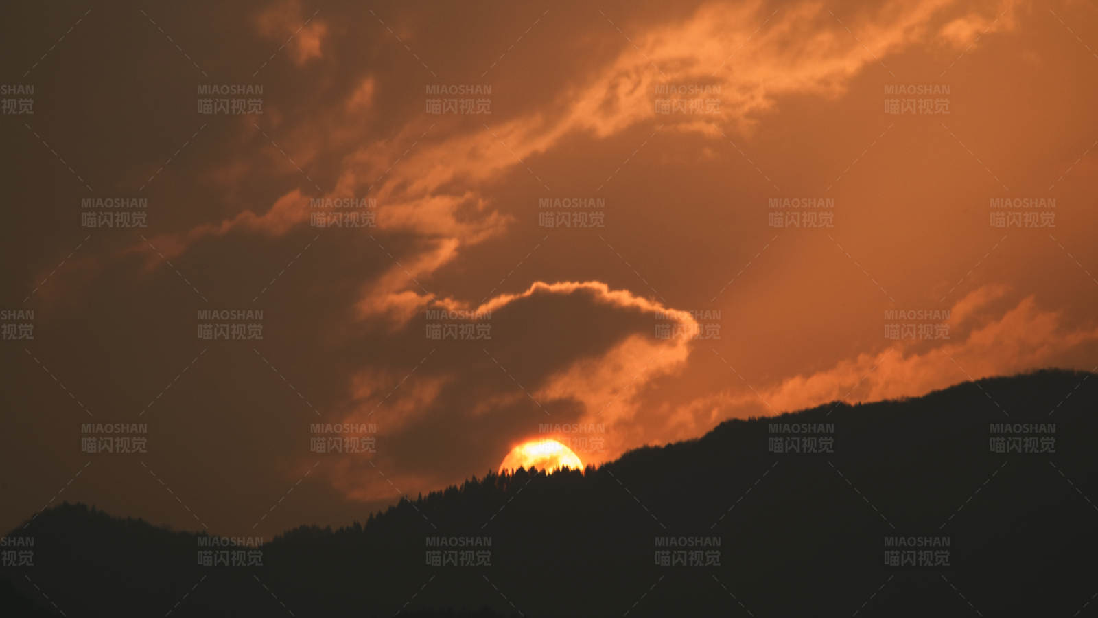 山间落日余晖图片