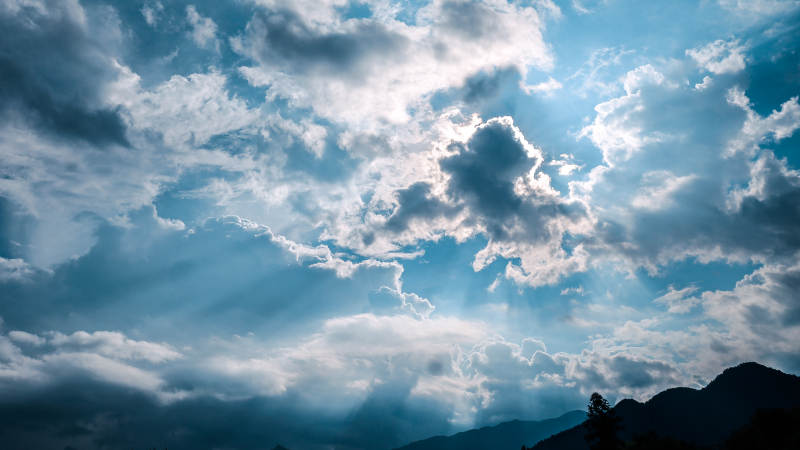 阳光穿透云层照耀山间图片