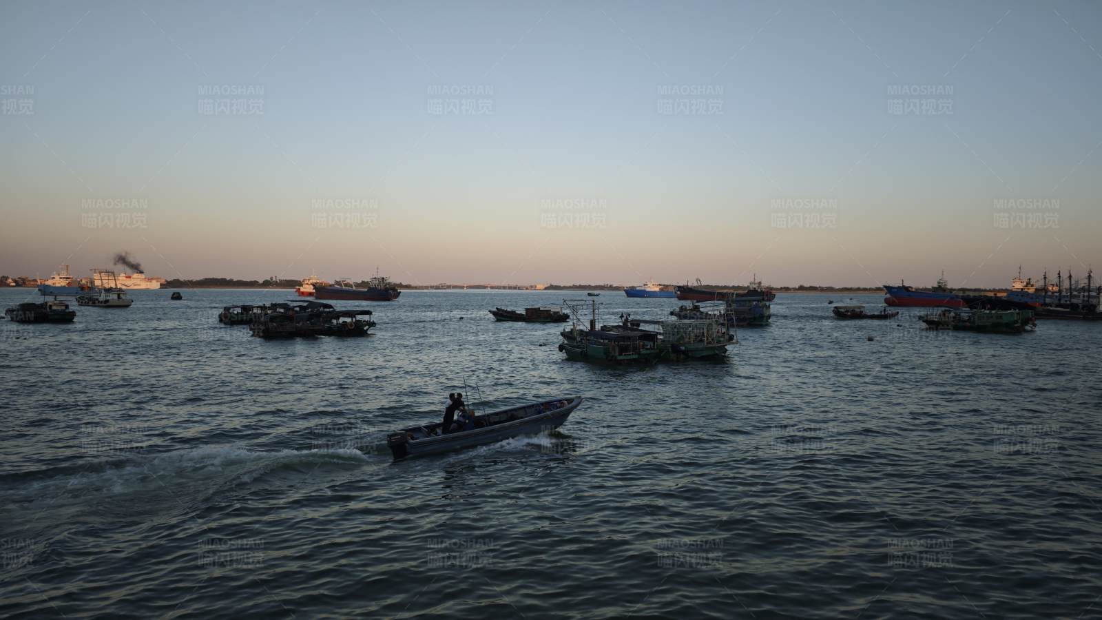 夕阳下的繁忙海港图片