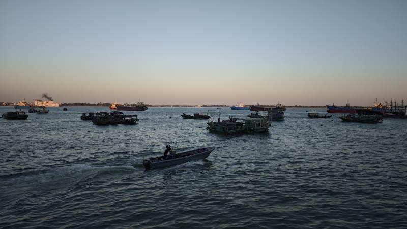 夕阳下的繁忙海港图片
