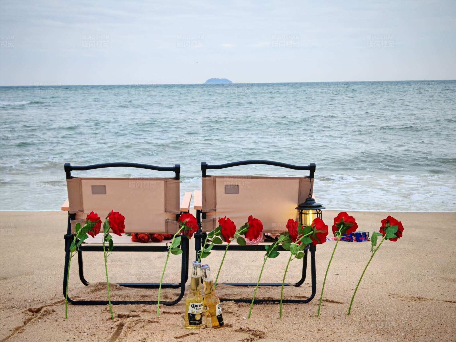 浪漫海滩玫瑰晚餐图片