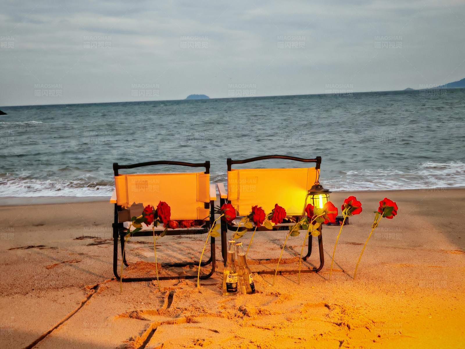 海滩上的浪漫烛光晚餐图片