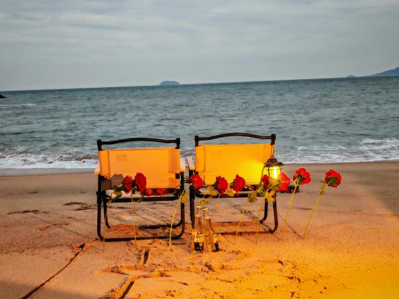 海滩上的浪漫烛光晚餐图片