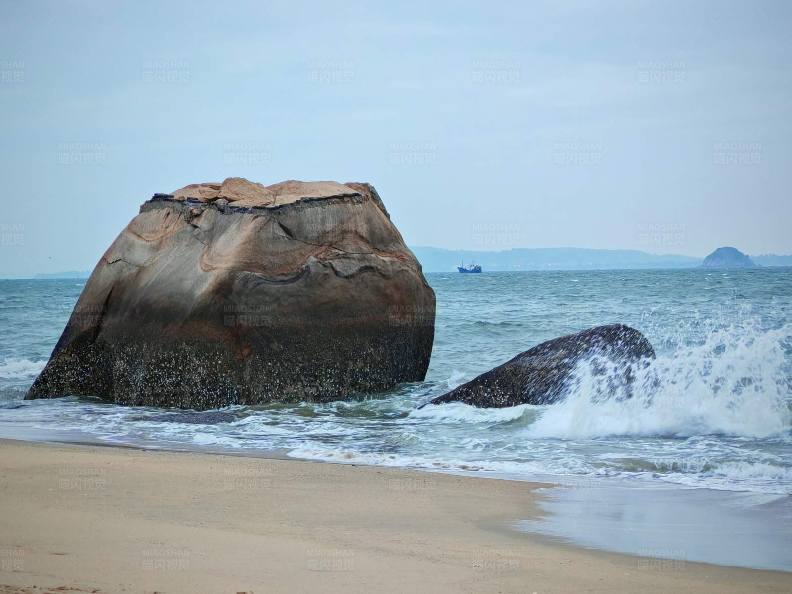 海浪拍打巨石图片
