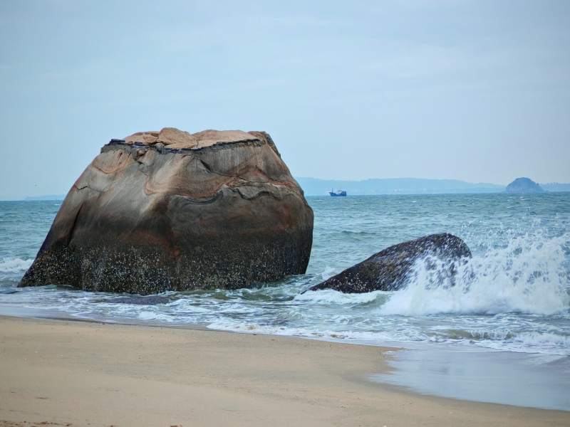 海浪拍打巨石图片