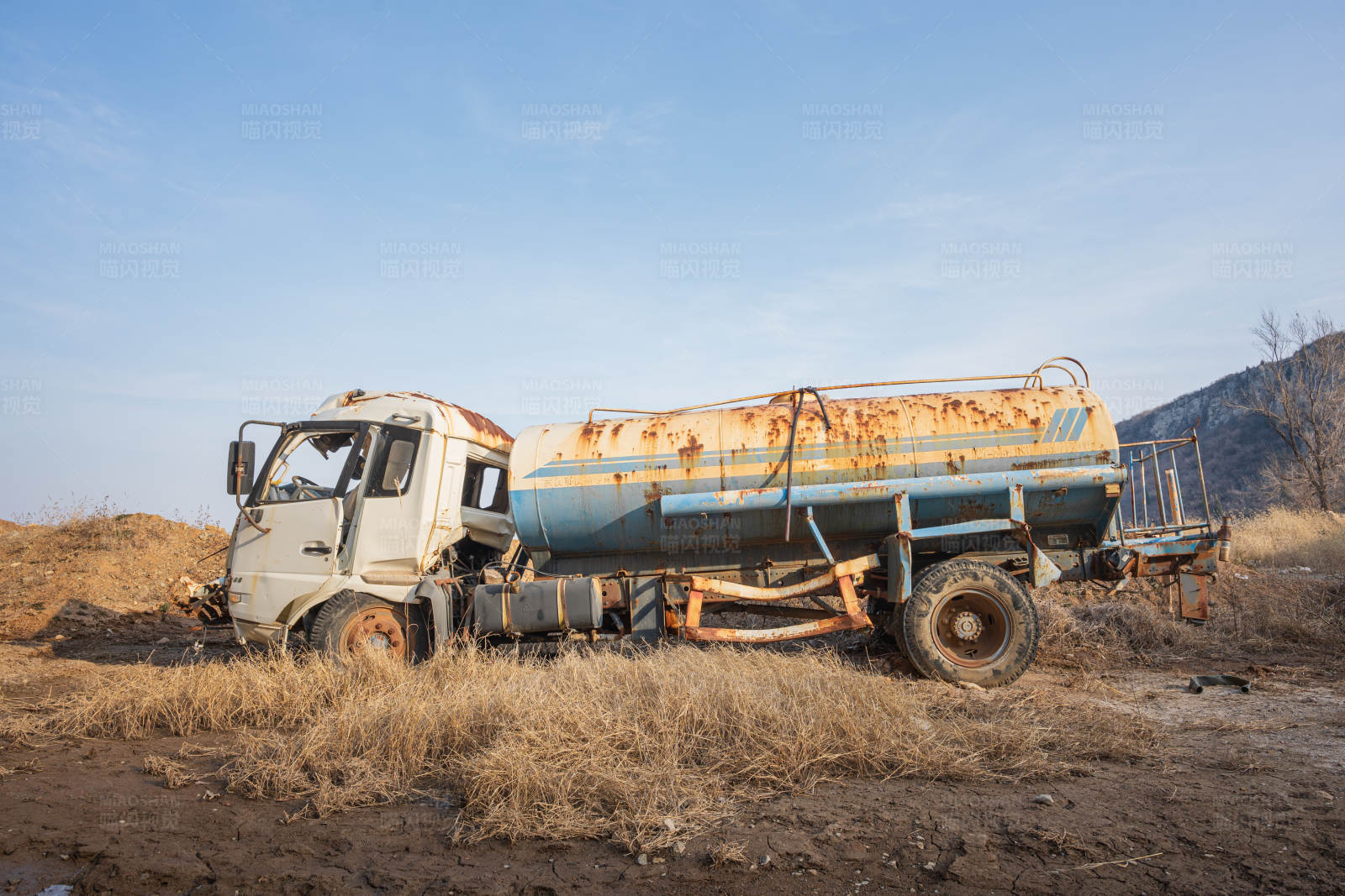 废弃的油罐车图片