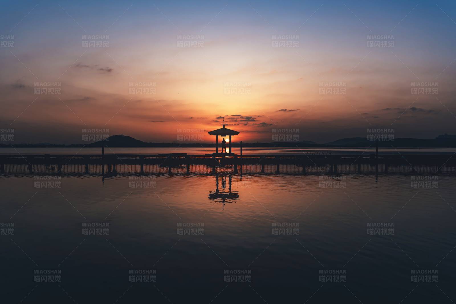 湖心亭日落图片