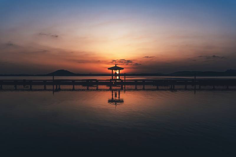 湖心亭日落图片