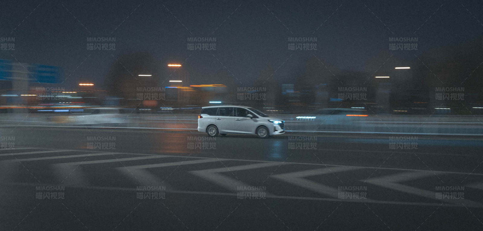 夜间行驶的白色汽车图片