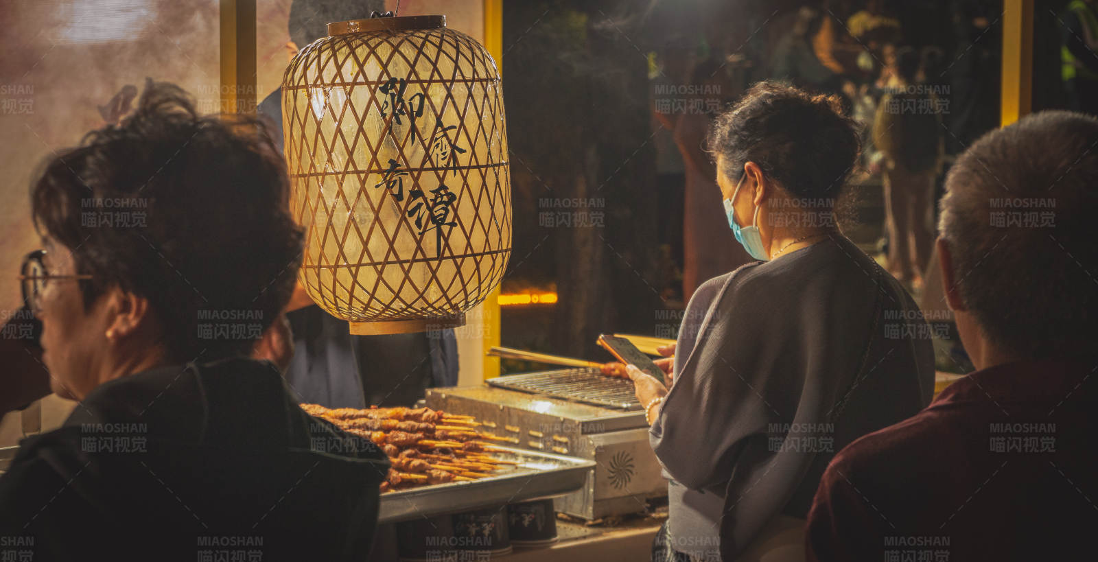 夜市美食摊前的顾客图片