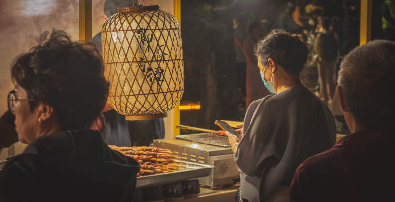 夜市美食摊前的顾客图片