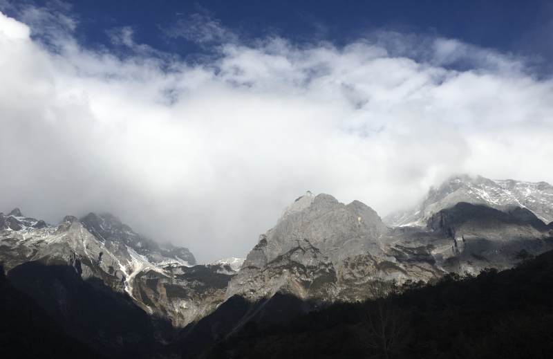云雾缭绕的雪山图片