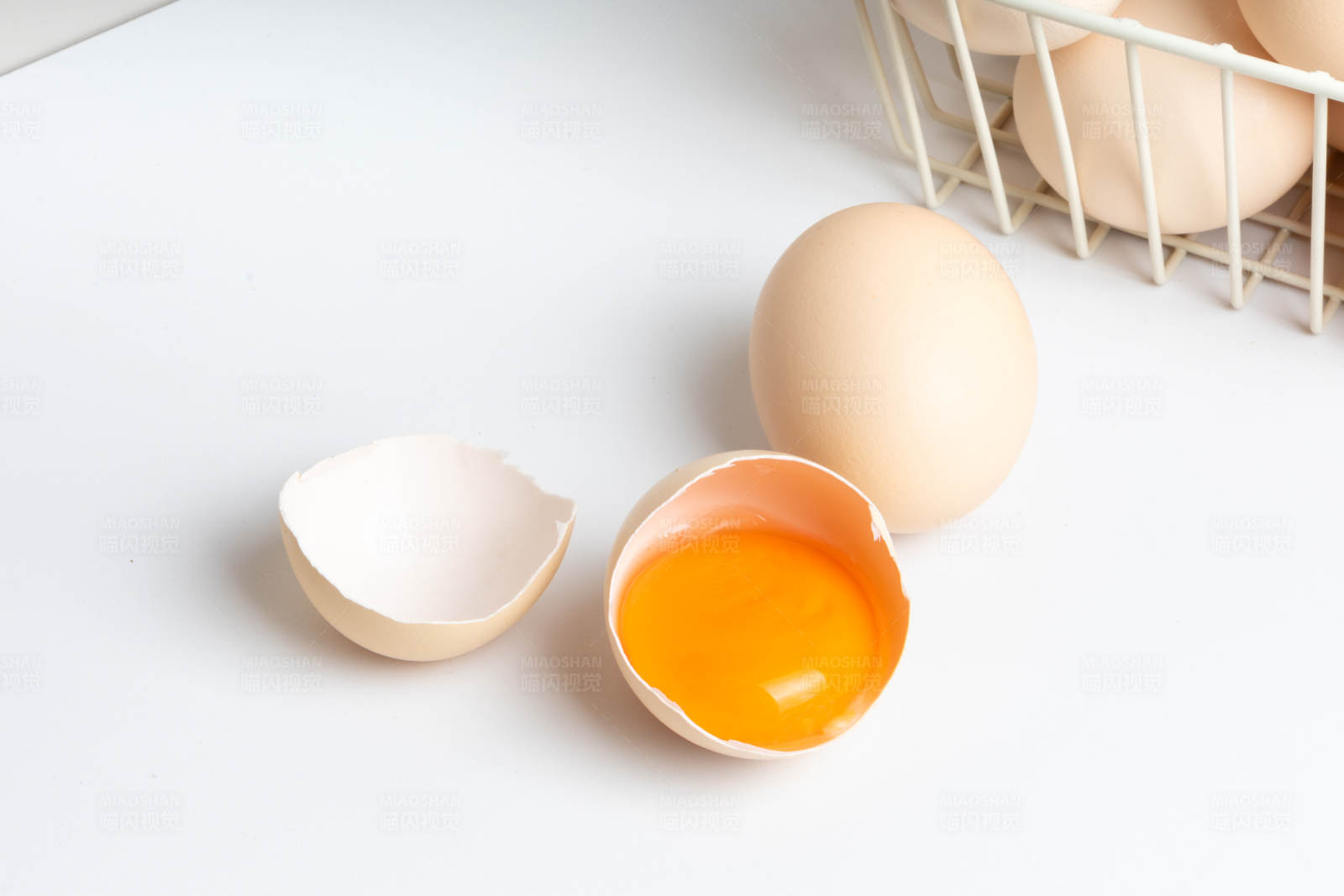 破壳鸡蛋与完整鸡蛋对比图片