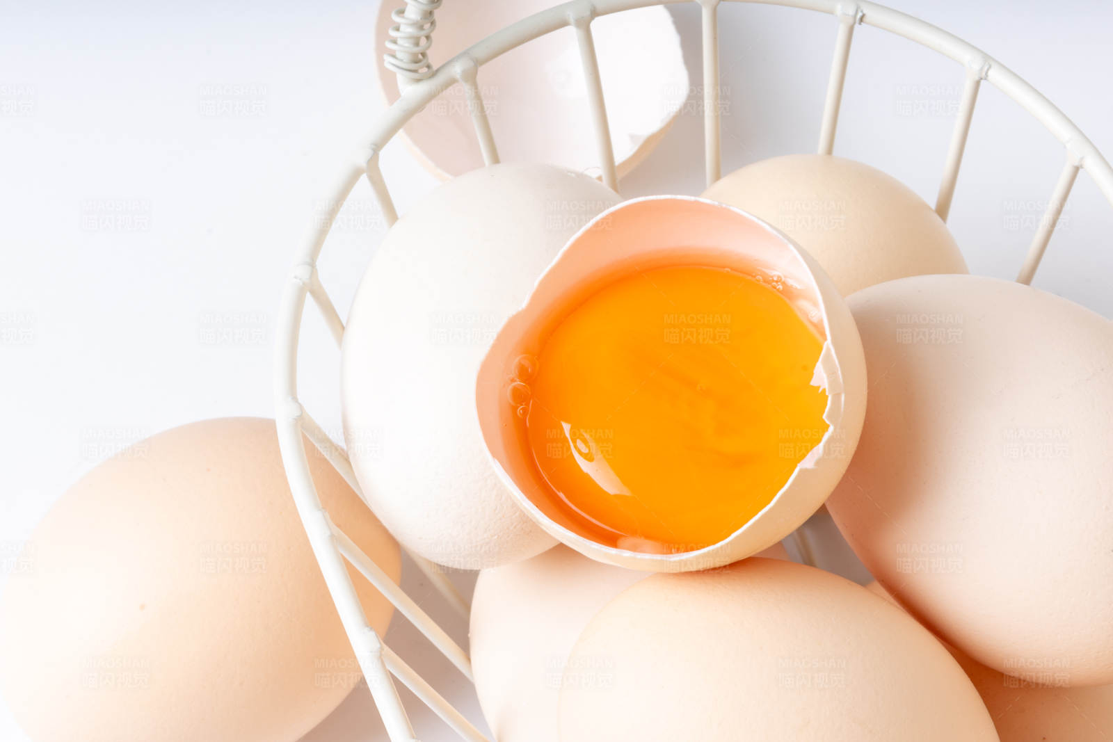 破壳鸡蛋与完整鸡蛋图片