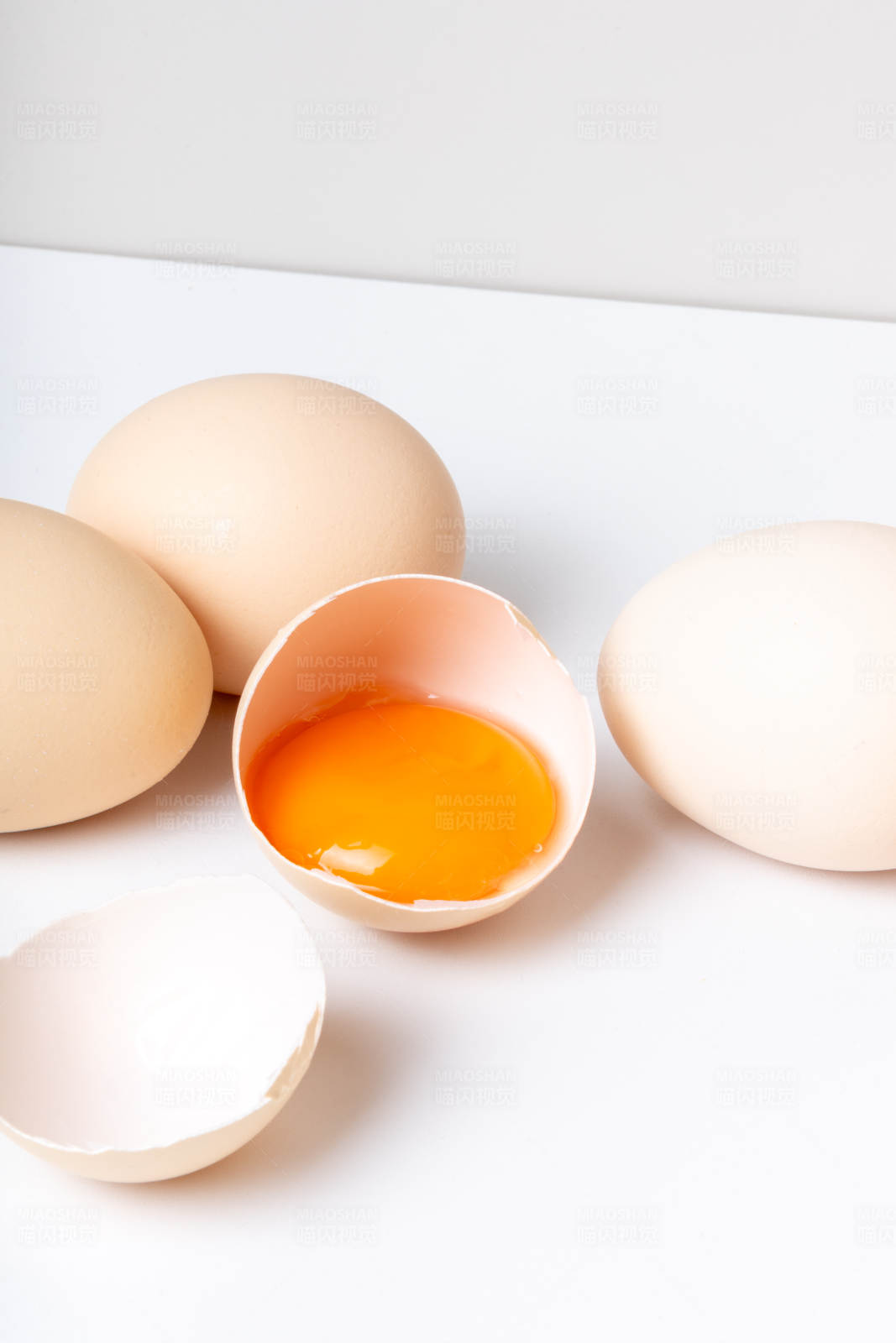 鸡蛋与蛋黄图片
