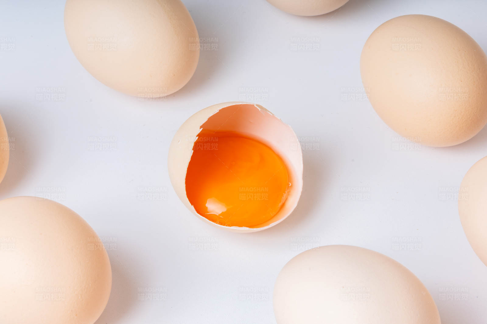 鸡蛋与蛋黄图片