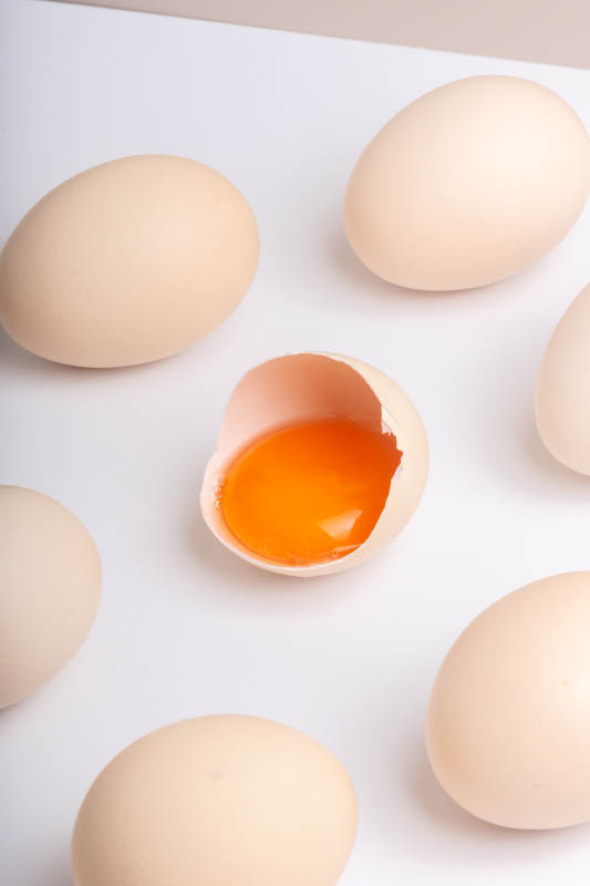 破壳鸡蛋与完整鸡蛋图片