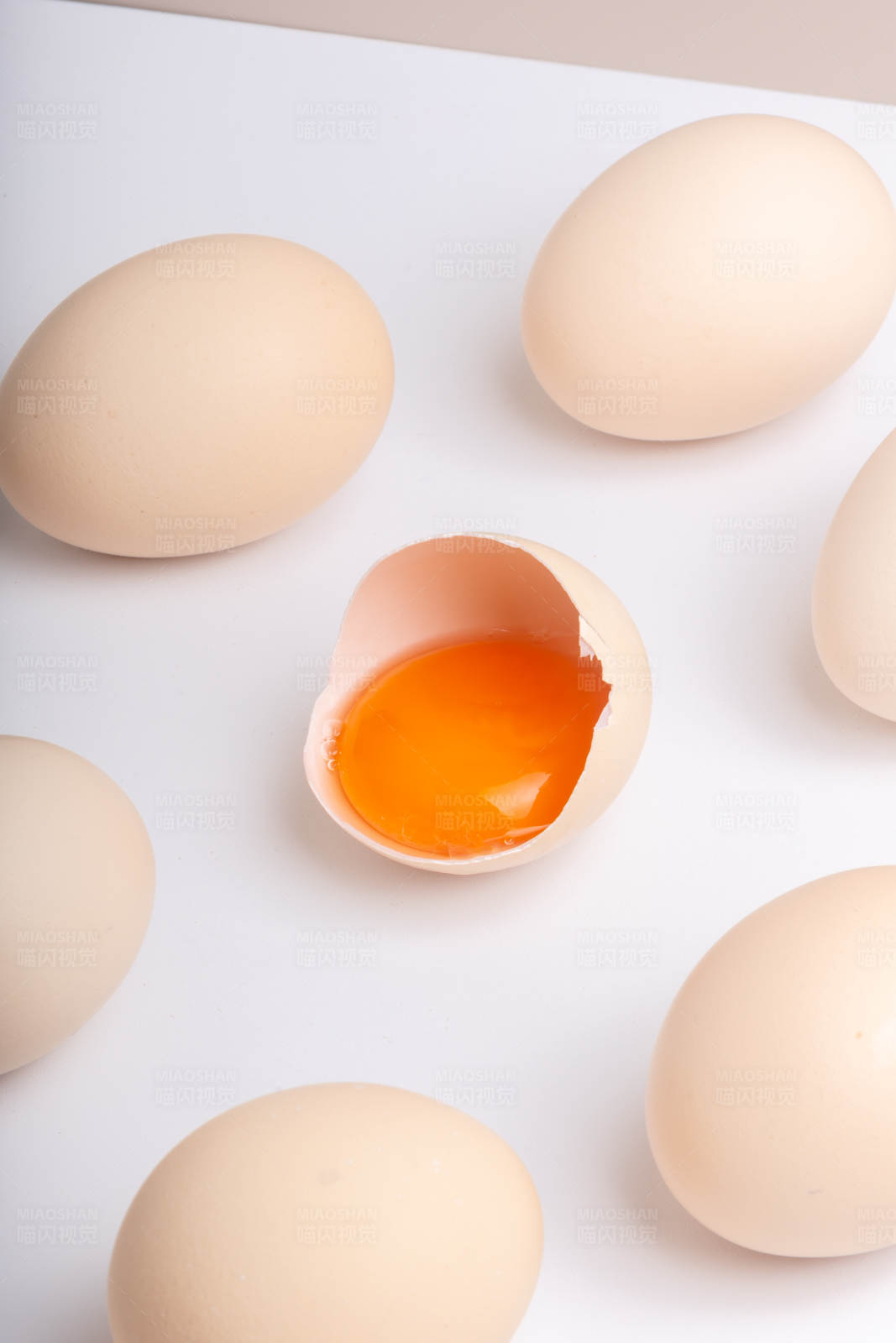 破壳鸡蛋与完整鸡蛋图片