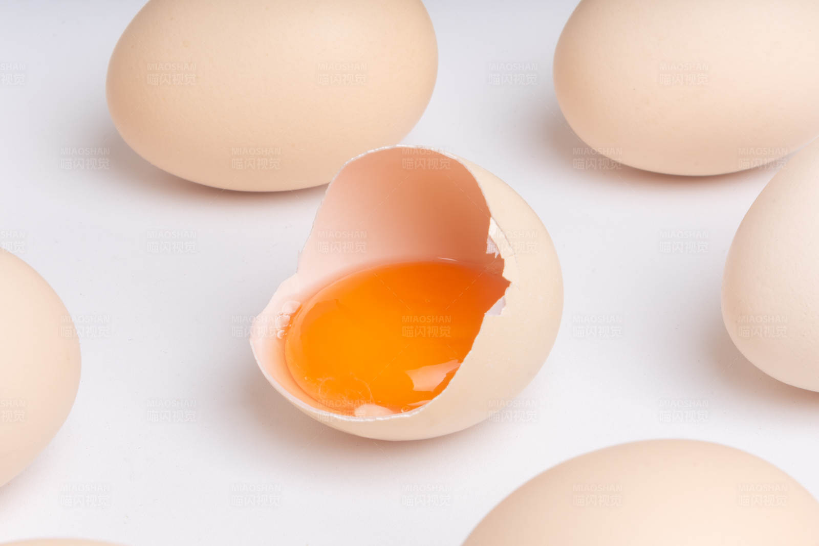 破壳鸡蛋与完整鸡蛋对比图片
