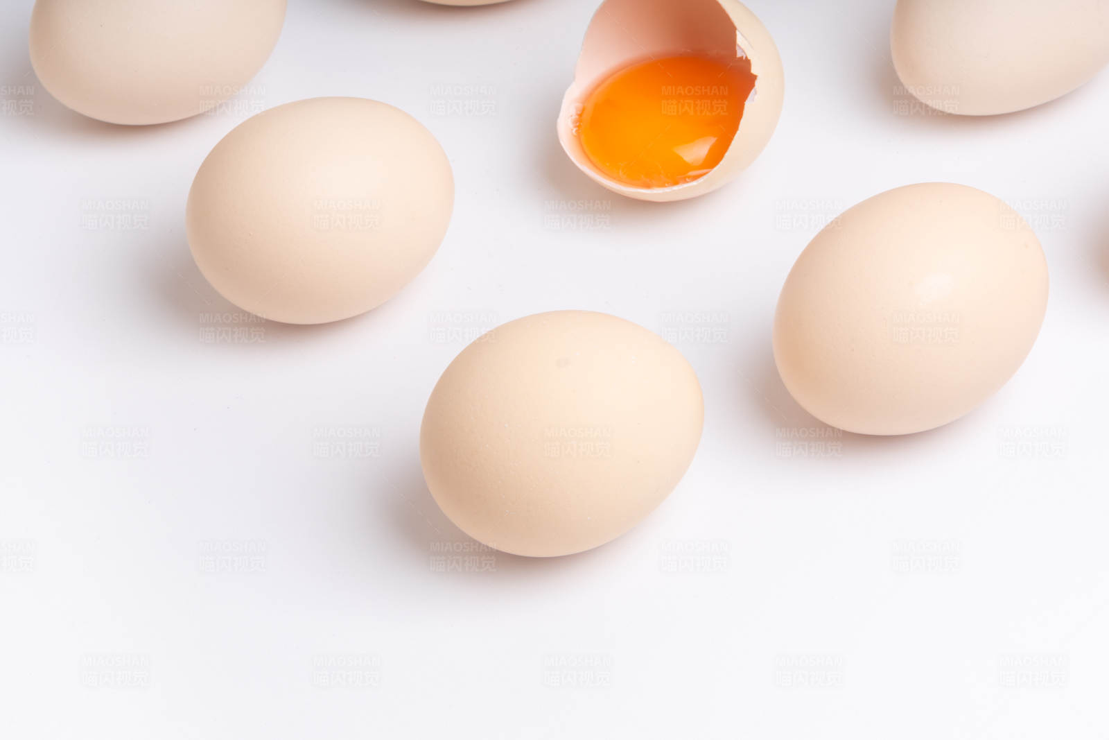 散落的鸡蛋与蛋黄图片