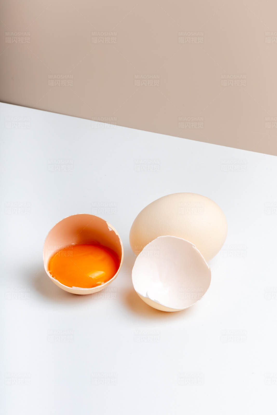 破碎的鸡蛋与蛋黄图片