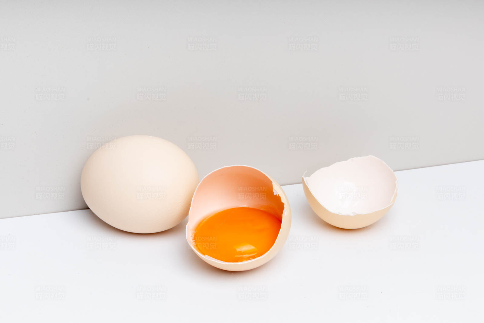 破壳鸡蛋与完整鸡蛋图片