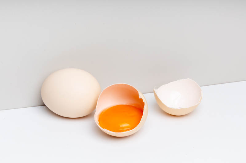 破壳鸡蛋与完整鸡蛋图片