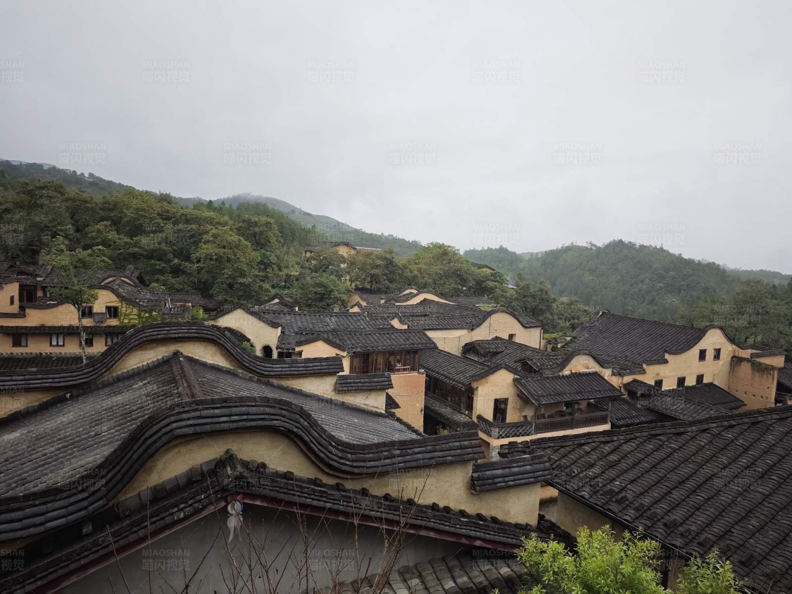 山间古村雨后景图片