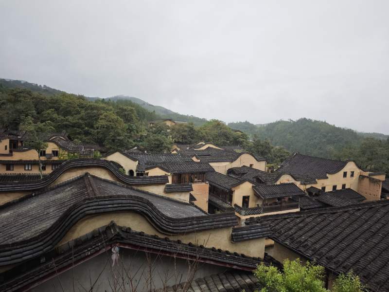 山间古村雨后景图片