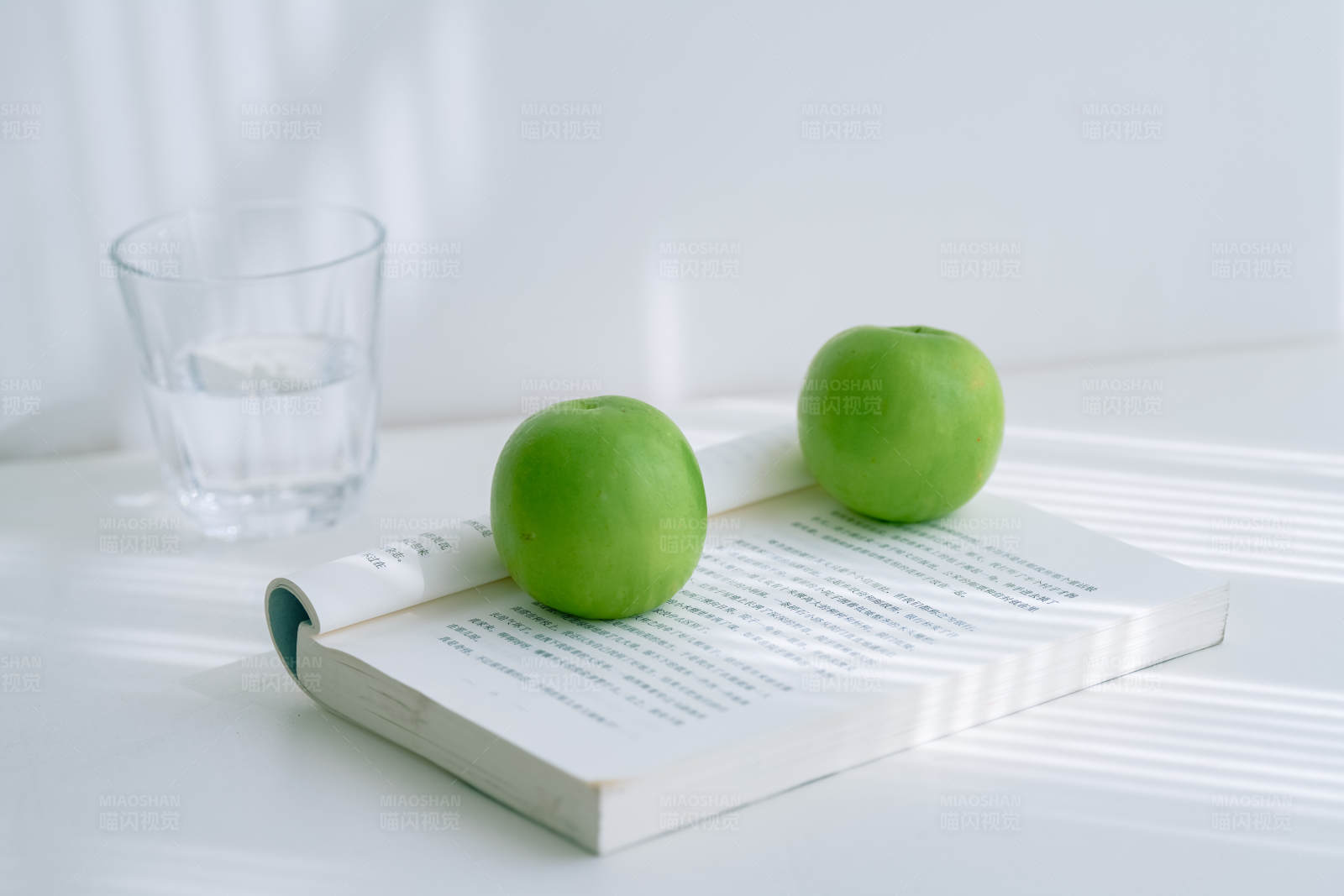 青苹果与书图片