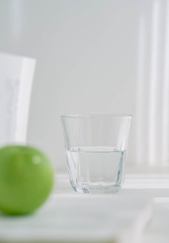 青苹果与水杯图片
