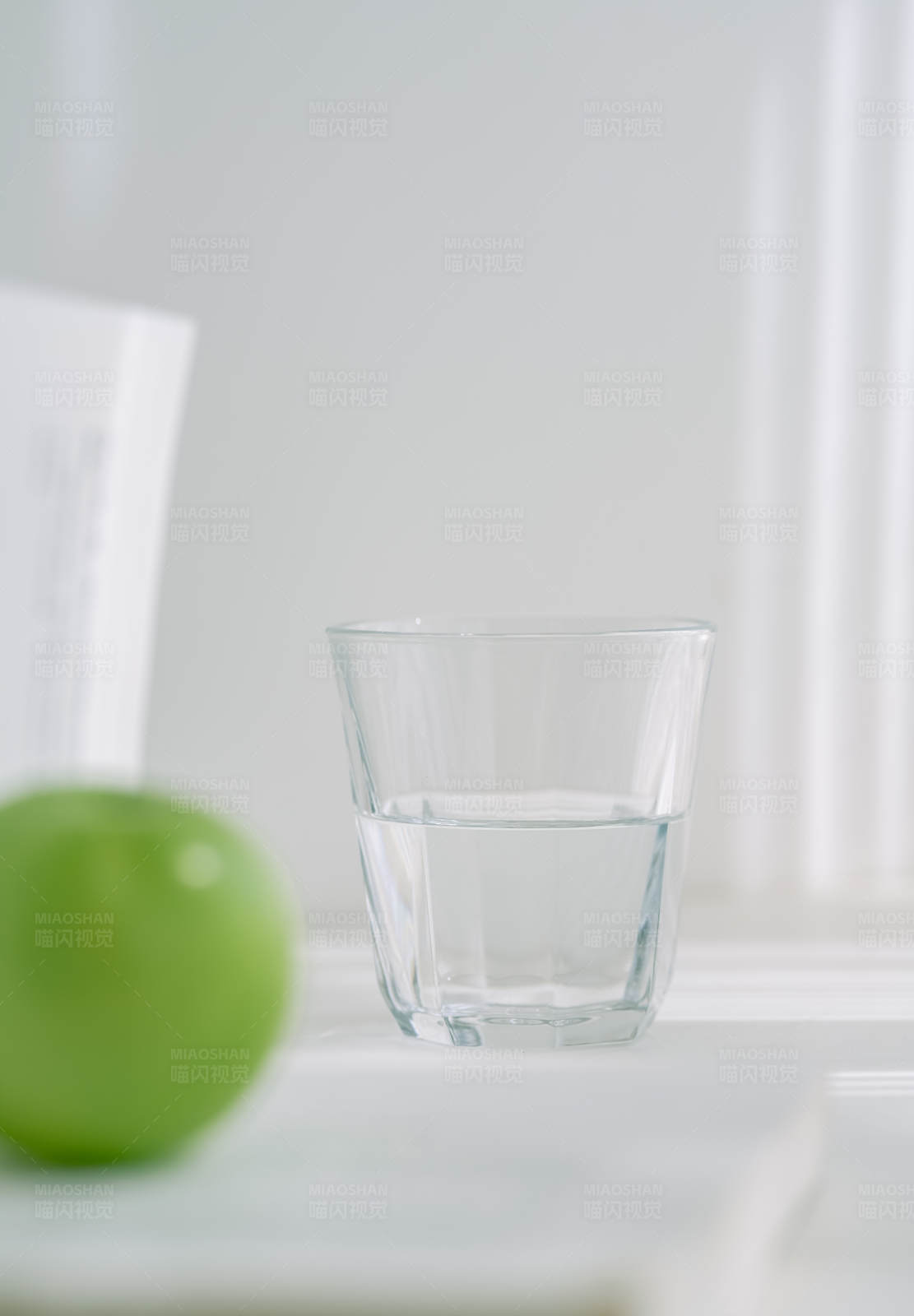 青苹果与水杯图片