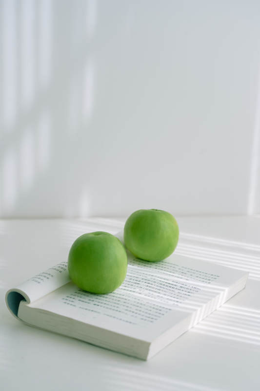 青苹果与书图片