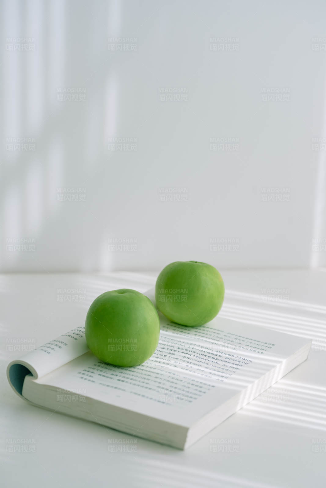 青苹果与书图片